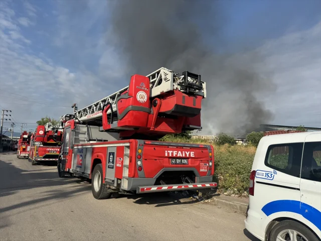 Kocaeli'de Geri Dönüşüm Tesisindeki Yangın Korku Yarattı