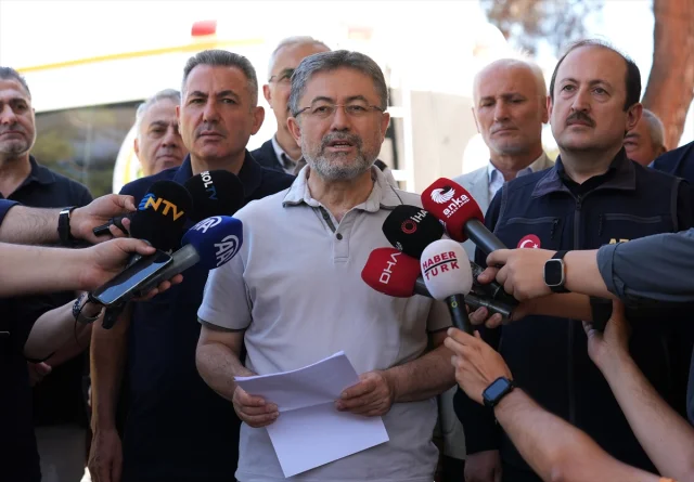 İzmir'deki Orman Yangınları Kontrol Altına Alınıyor: Bakan Yumaklı'dan Açıklamalar