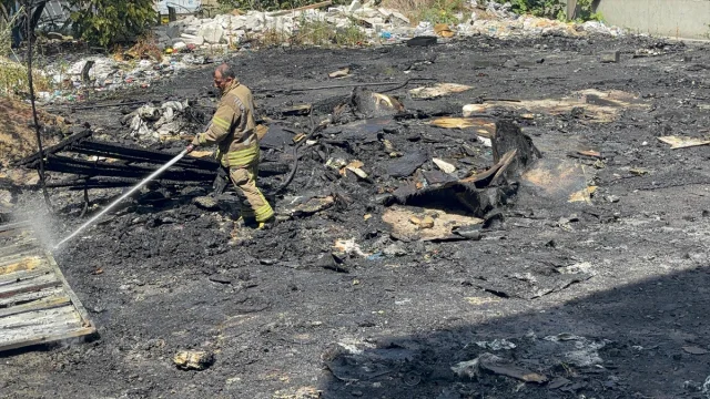 Bayrampaşa'da Hurda Alanda Çıkan Yangın Kısa Sürede Kontrol...
