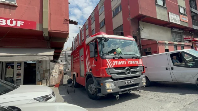 Bayrampaşa'da Hurda Alanda Çıkan Yangın Kısa Sürede Kontrol Altına Alındı