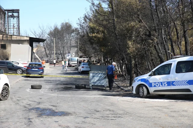 İzmir'de Orman Yangını Galericiler Sitesini Vurdu