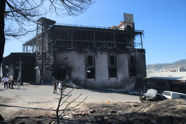 İzmir'de Orman Yangını Galericiler Sitesini Vurdu