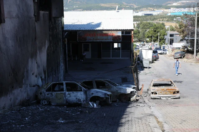 İzmir'de Orman Yangını Galericiler Sitesini Vurdu
