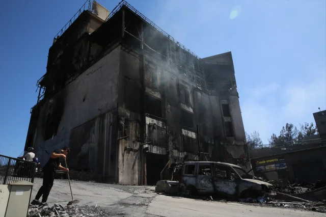 İzmir'de Orman Yangını Galericiler Sitesini Vurdu