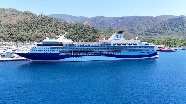 Dev Kruvaziyer Marella Explorer Marmaris'i Renklendirdi