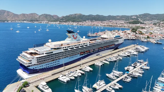 Dev Kruvaziyer Marella Explorer Marmaris'i Renklendirdi