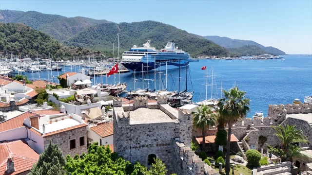 Dev Kruvaziyer Marella Explorer Marmaris'i Renklendirdi