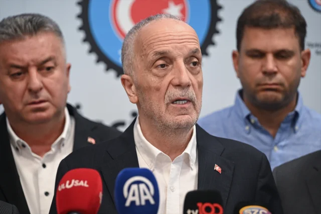 Kamu İşçilerinin Zam Görüşmeleri Çıkmazda: TÜRK-İŞ Harekete Geçti