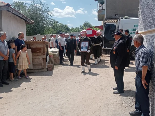 Kıbrıs Gazisi Ahmet Ada Edirne'de Uğurlandı: Gözyaşları ve Dualar Eşliğinde Vedalaşma