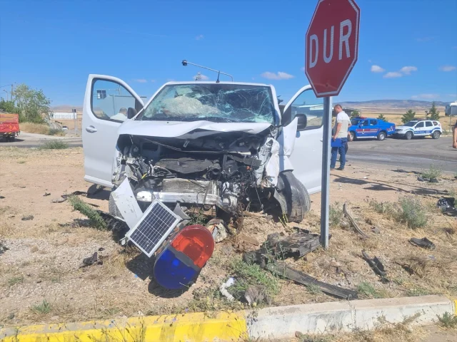 Kırıkkale'de Minibüs ve Hafif Ticari Araç Kazasında Yaralana...