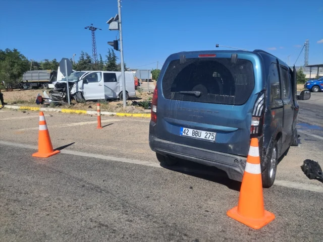 Kırıkkale'de Minibüs ve Hafif Ticari Araç Kazasında Yaralananlar Tedavi Altında