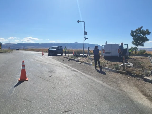 Kırıkkale'de Minibüs ve Hafif Ticari Araç Kazasında Yaralananlar Tedavi Altında