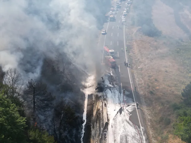 Bursa'da Tır Yangını Ormanlık Alana Sıçradı Trafik Durma Noktasına Geldi