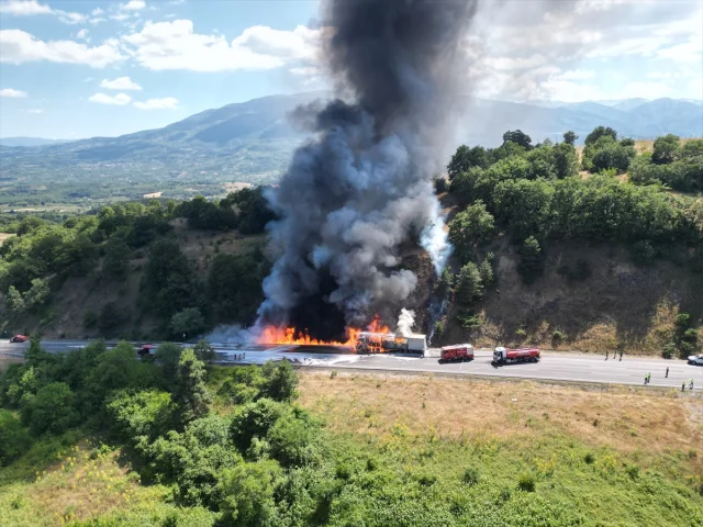 Bursa'da Tır Yangını Ormanlık Alana Sıçradı Trafik Durma Noktasına Geldi