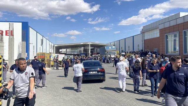 Eskişehir'deki Fabrika Yangını Kontrol Altına Alınmaya Çalış...