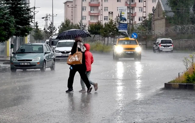 Kars'ta Şiddetli Sağanak ve Dolu Hayatı Felç Etti