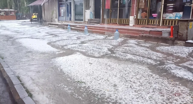Kars'ta Şiddetli Sağanak ve Dolu Hayatı Felç Etti