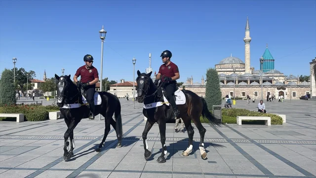 Konya'da Atlı Polisler Şehre Renk Kattı