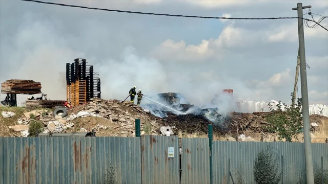Gebze'de Palet Fabrikasında Çıkan Büyük Yangın Kontrol Altın...
