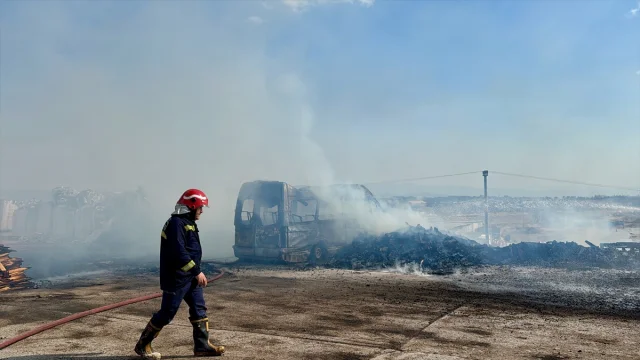 Gebze'de Palet Fabrikasında Çıkan Büyük Yangın Kontrol Altına Alındı