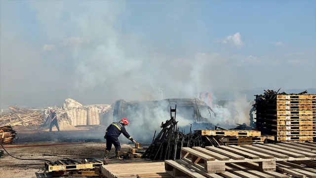 Gebze'de Palet Fabrikasında Çıkan Büyük Yangın Kontrol Altına Alındı