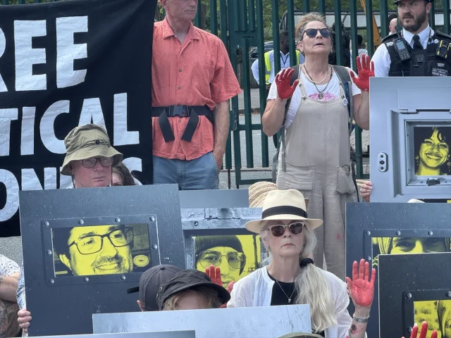 İngiltere'de İsrailli Silah Şirketi Protestosunda Gerilim Büyüyor