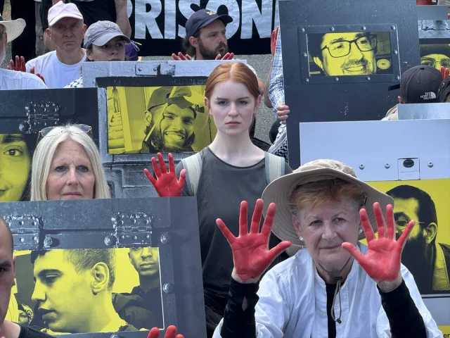 İngiltere'de İsrailli Silah Şirketi Protestosunda Gerilim Büyüyor