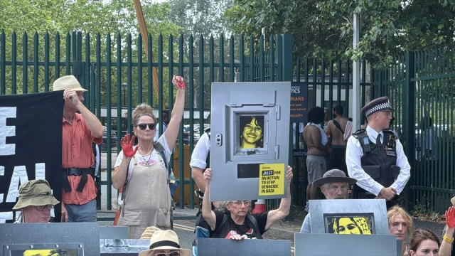 İngiltere'de İsrailli Silah Şirketi Protestosunda Gerilim Büyüyor
