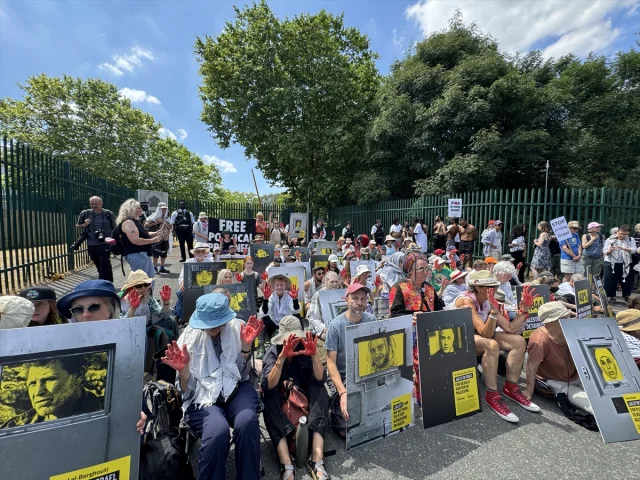 İngiltere'de İsrailli Silah Şirketi Protestosunda Gerilim Büyüyor