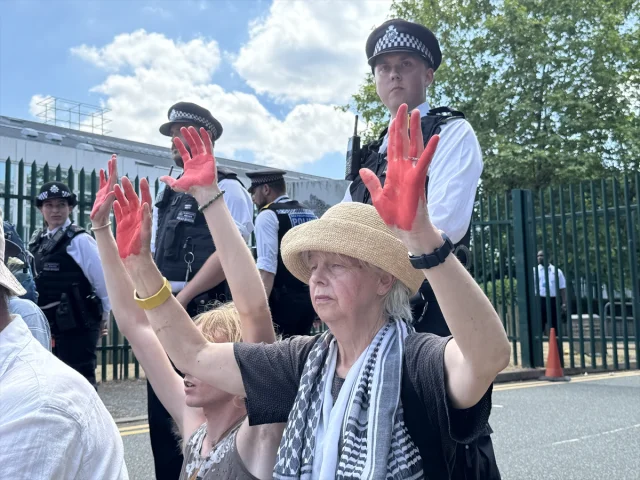 İngiltere'de İsrailli Silah Şirketi Protestosunda Gerilim Büyüyor