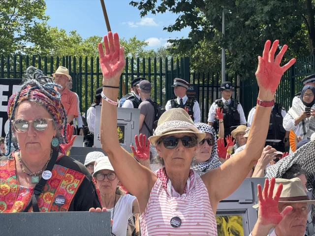 İngiltere'de İsrailli Silah Şirketi Protestosunda Gerilim Büyüyor