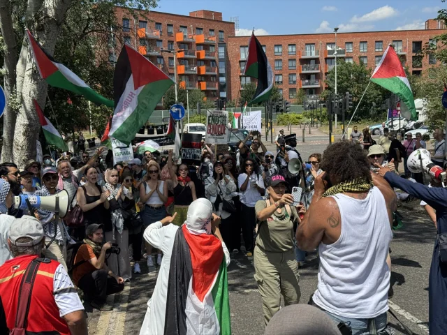 İngiltere'de İsrailli Silah Şirketi Protestosunda Gerilim Büyüyor