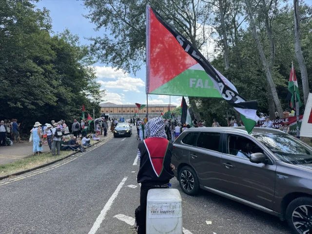 İngiltere'de İsrailli Silah Şirketi Protestosunda Gerilim Büyüyor