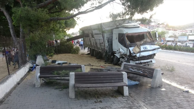 Çanakkale'de Trafik Kazası: Freni Boşalan Kamyon İle Kaos Yaşandı