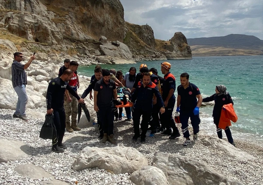 Van Gölü'nde Yüzerken Hayatını Kaybeden Genç İçin Arama Kurtarma Çalışmaları