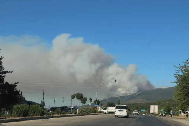Hatay'daki Orman Yangını Kontrol Altına Alınmaya Çalışılıyor