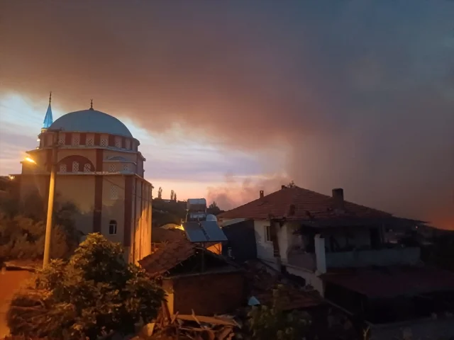 Manisa'nın Üç İlçesinde Yangınla Mücadele Yoğunlaşıyor