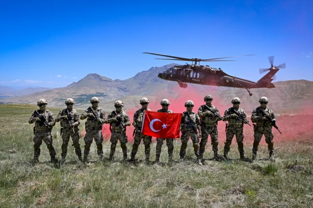 Özel Harekat Polisleri Zor Koşullarda Eğitimi Tamamlıyor