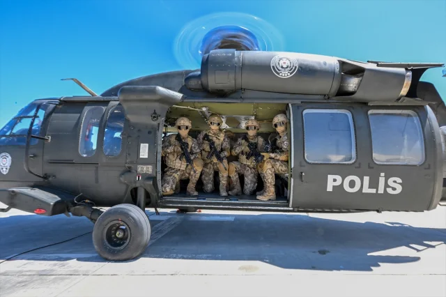 Özel Harekat Polisleri Zor Koşullarda Eğitimi Tamamlıyor