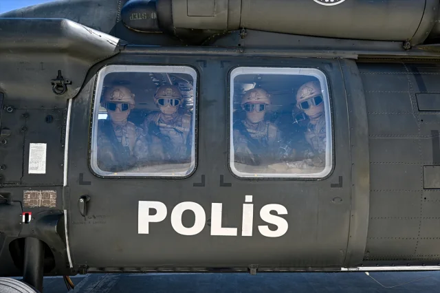 Özel Harekat Polisleri Zor Koşullarda Eğitimi Tamamlıyor