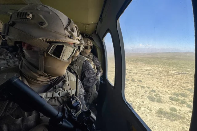 Özel Harekat Polisleri Zor Koşullarda Eğitimi Tamamlıyor