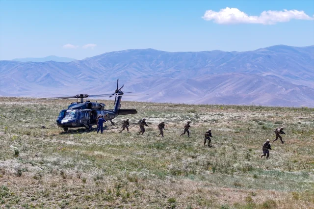 Özel Harekat Polisleri Zor Koşullarda Eğitimi Tamamlıyor