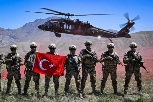 Özel Harekat Polisleri Zor Koşullarda Eğitimi Tamamlıyor