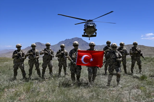 Özel Harekat Polisleri Zor Koşullarda Eğitimi Tamamlıyor