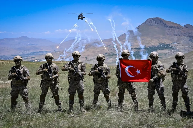 Özel Harekat Polisleri Zor Koşullarda Eğitimi Tamamlıyor
