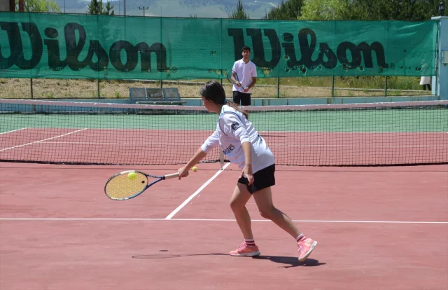 Kars'ta Tenis Turnuvası Dayanışma Ruhunu Güçlendirdi