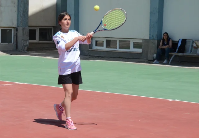 Kars'ta Tenis Turnuvası Dayanışma Ruhunu Güçlendirdi