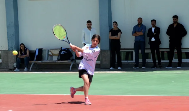 Kars'ta Tenis Turnuvası Dayanışma Ruhunu Güçlendirdi