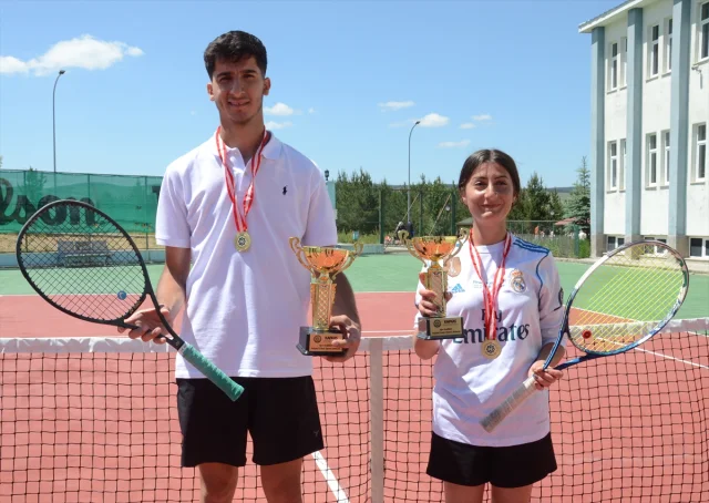 Kars'ta Tenis Turnuvası Dayanışma Ruhunu Güçlendirdi