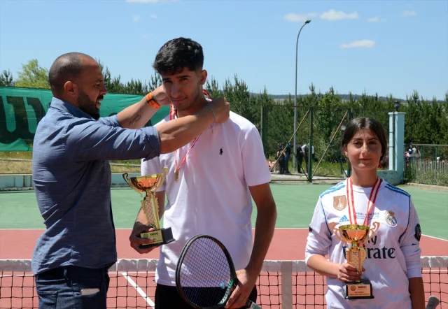Kars'ta Tenis Turnuvası Dayanışma Ruhunu Güçlendirdi
